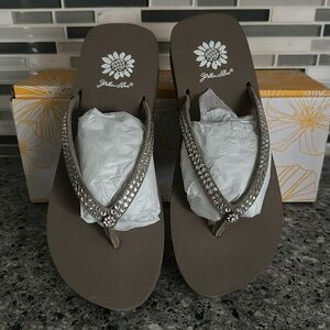 Yellow box Jello Sandel Rich Taupe